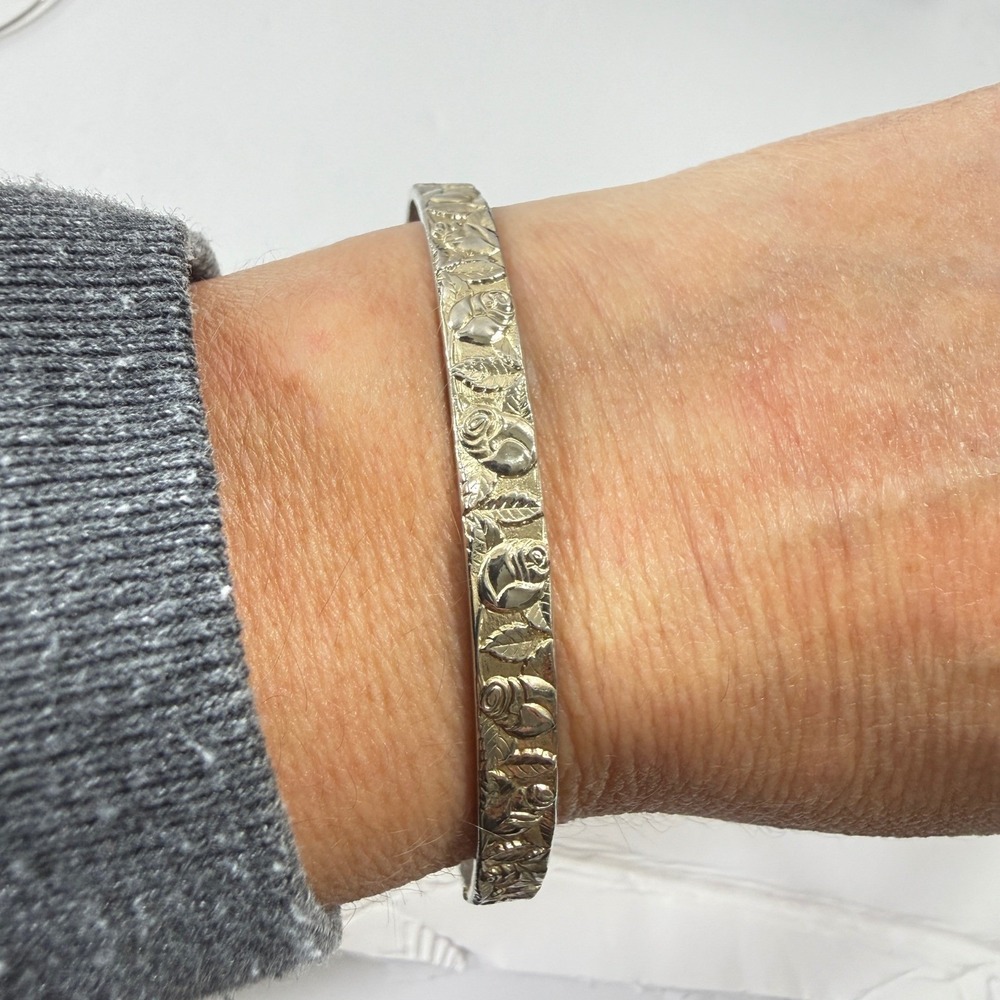 Rose Floral Bangle Bracelet Women 7.75 Gold Tone Embossed Vintage Style Jewelry - Picture 3 of 7